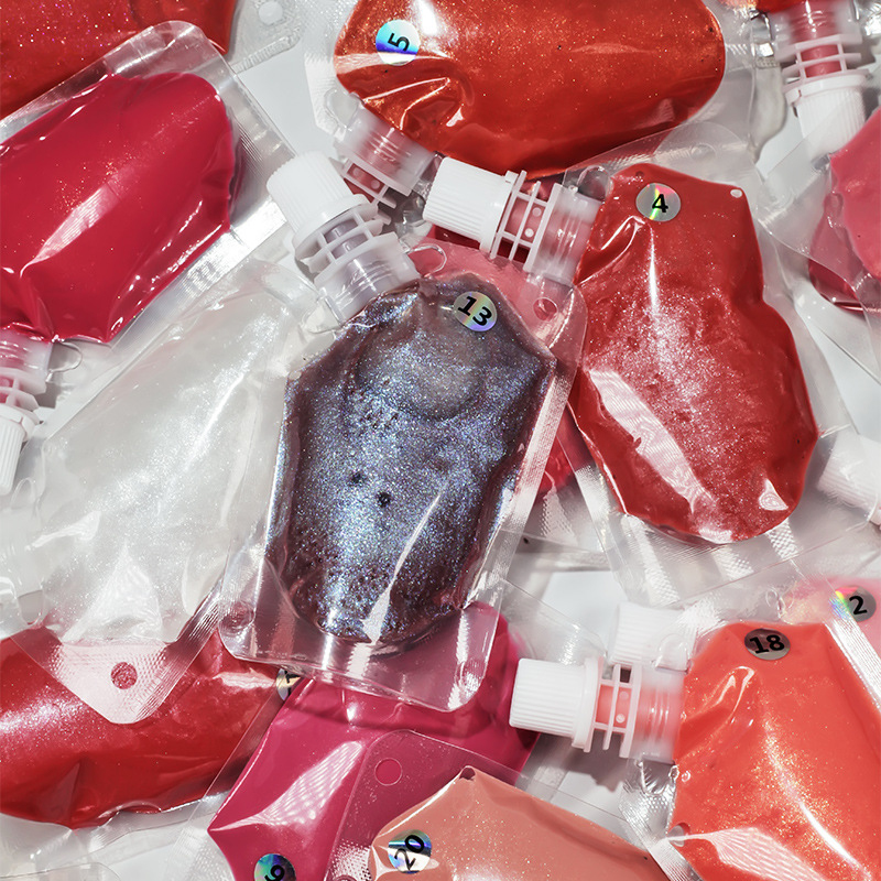 Sacchetto di plastica da 200 ml. Sacchetto per ugelli per lucidalabbra. Pigmento base per lucidalabbra finito vegano e cruelty-free